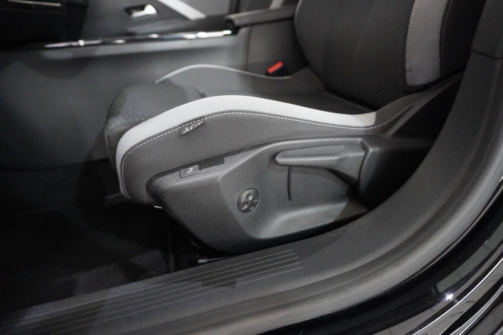 Fahrzeugabbildung Opel Astra L Lim. 1.6 HYBRID EDITION NAVI/KAMERA/AHK