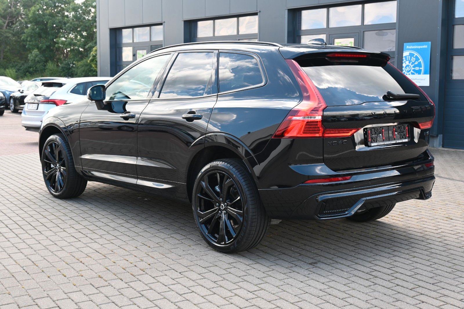 Fahrzeugabbildung Volvo XC60 B5B AWD Plus Black Edition*STDHZG*LUFT*360°