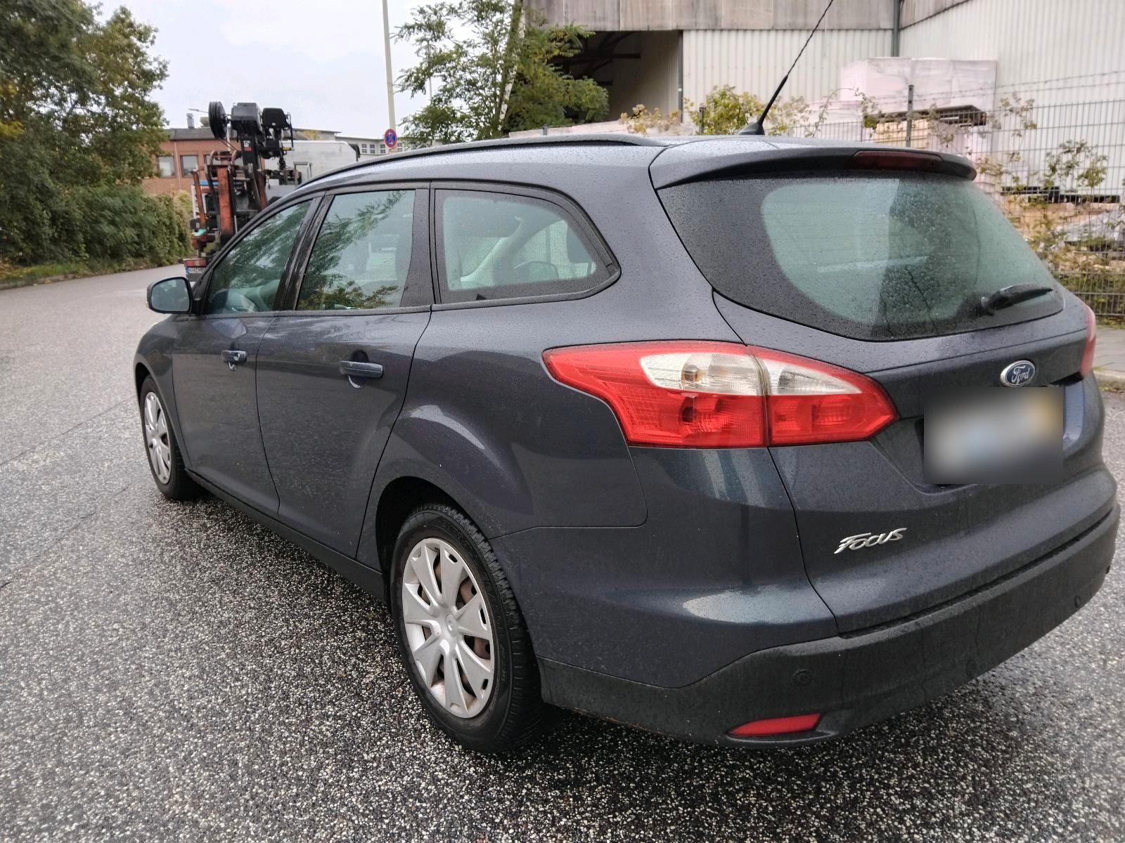 Ford Focus 2012 — interior