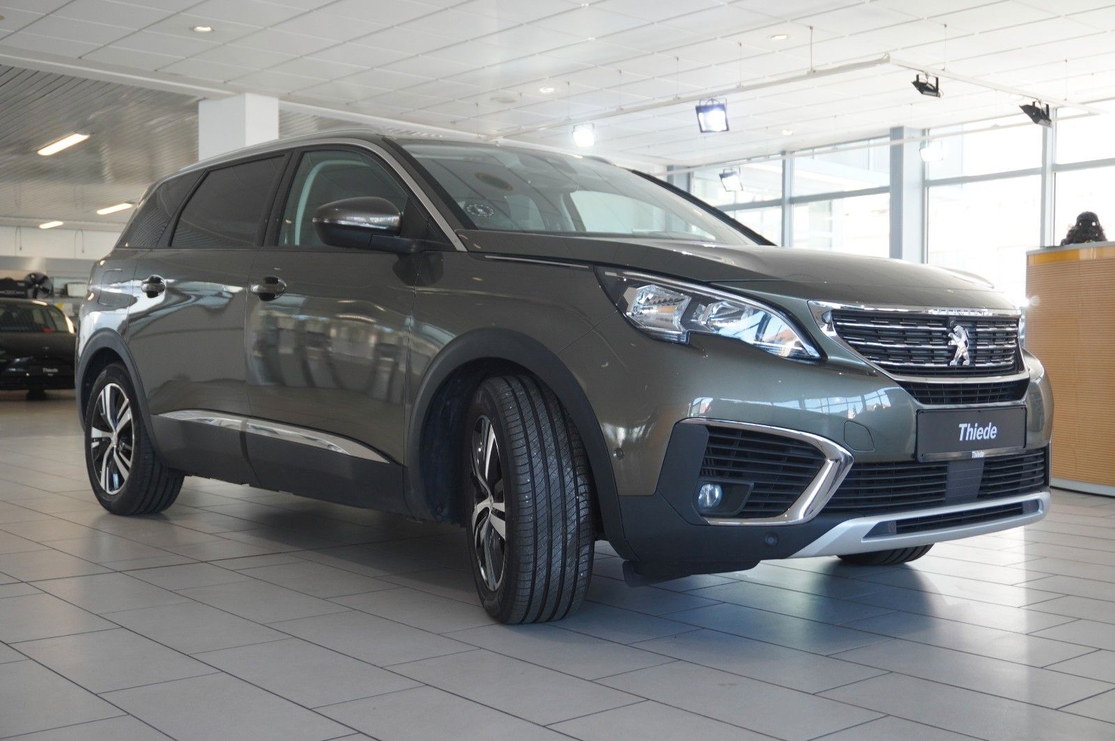 Fahrzeugabbildung Peugeot 5008 1.6D ALLURE 7-SITZER NAVI/KAMERA/SHZ/SPORT
