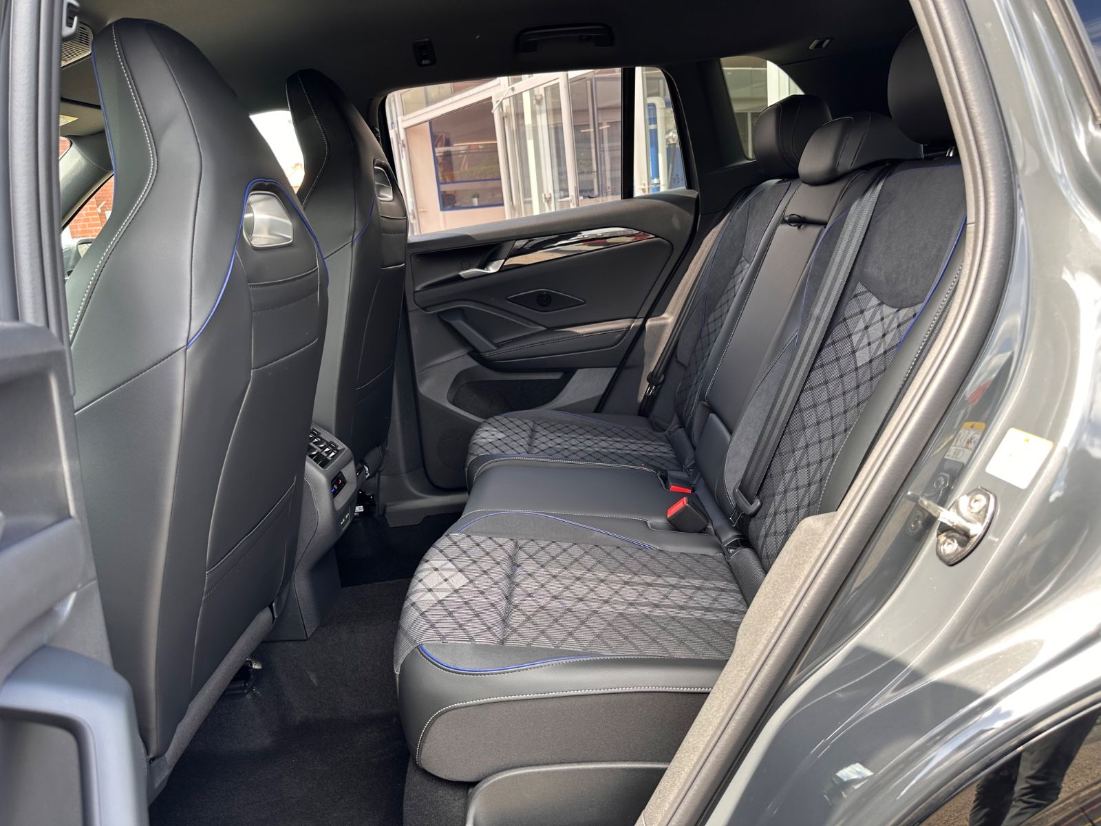 Fahrzeugabbildung Volkswagen Tiguan 1.5 eTSI R-Line DSG AHK/Navi/APP/LED/SHZG