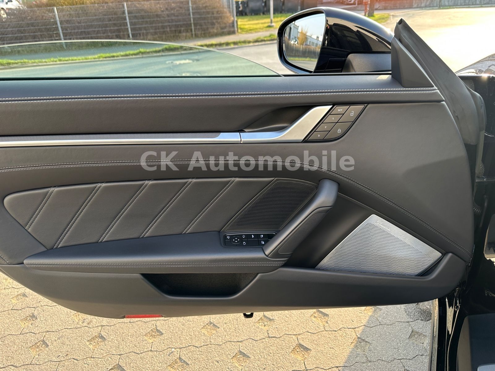 Fahrzeugabbildung Porsche 911 Turbo S Cabriolet Sport-Chrono/360°/ACC/LED