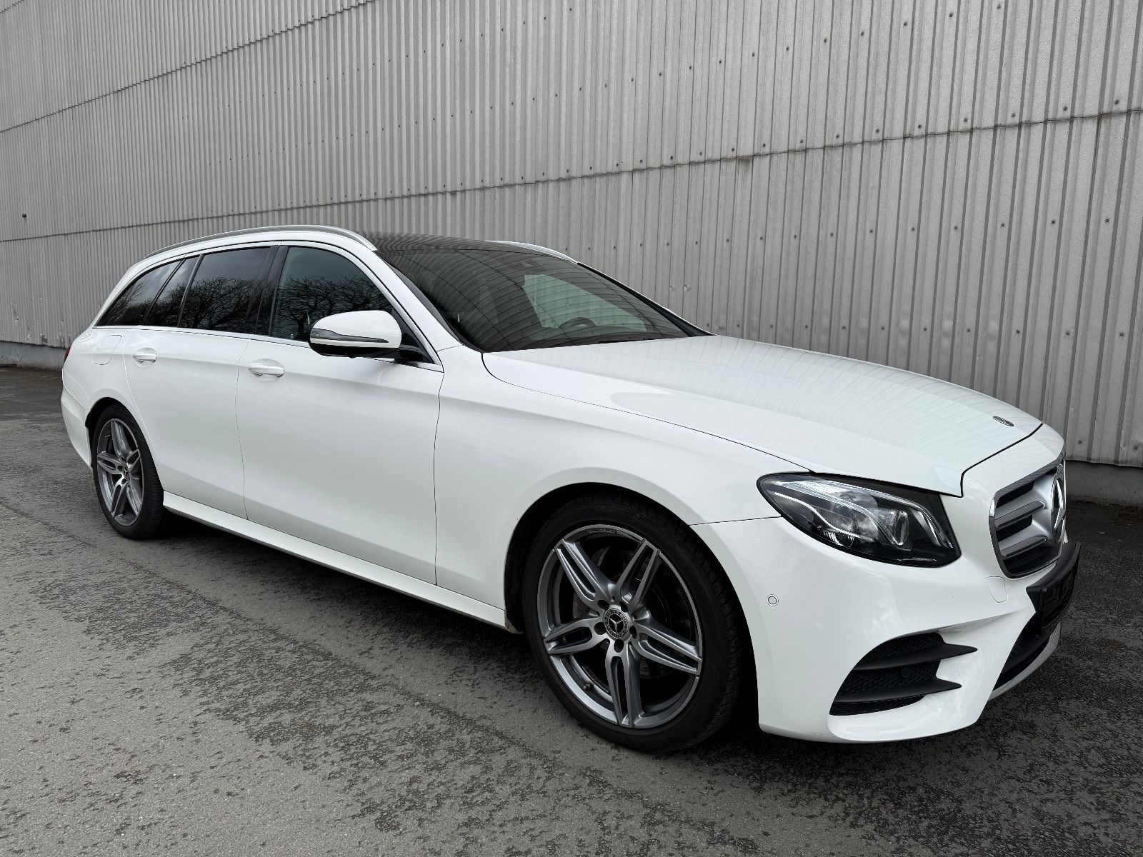 MERCEDES-BENZ E 220d 4MATIC T °°AMG°°AHK°°LEDER°°PANORAMA°VOLL