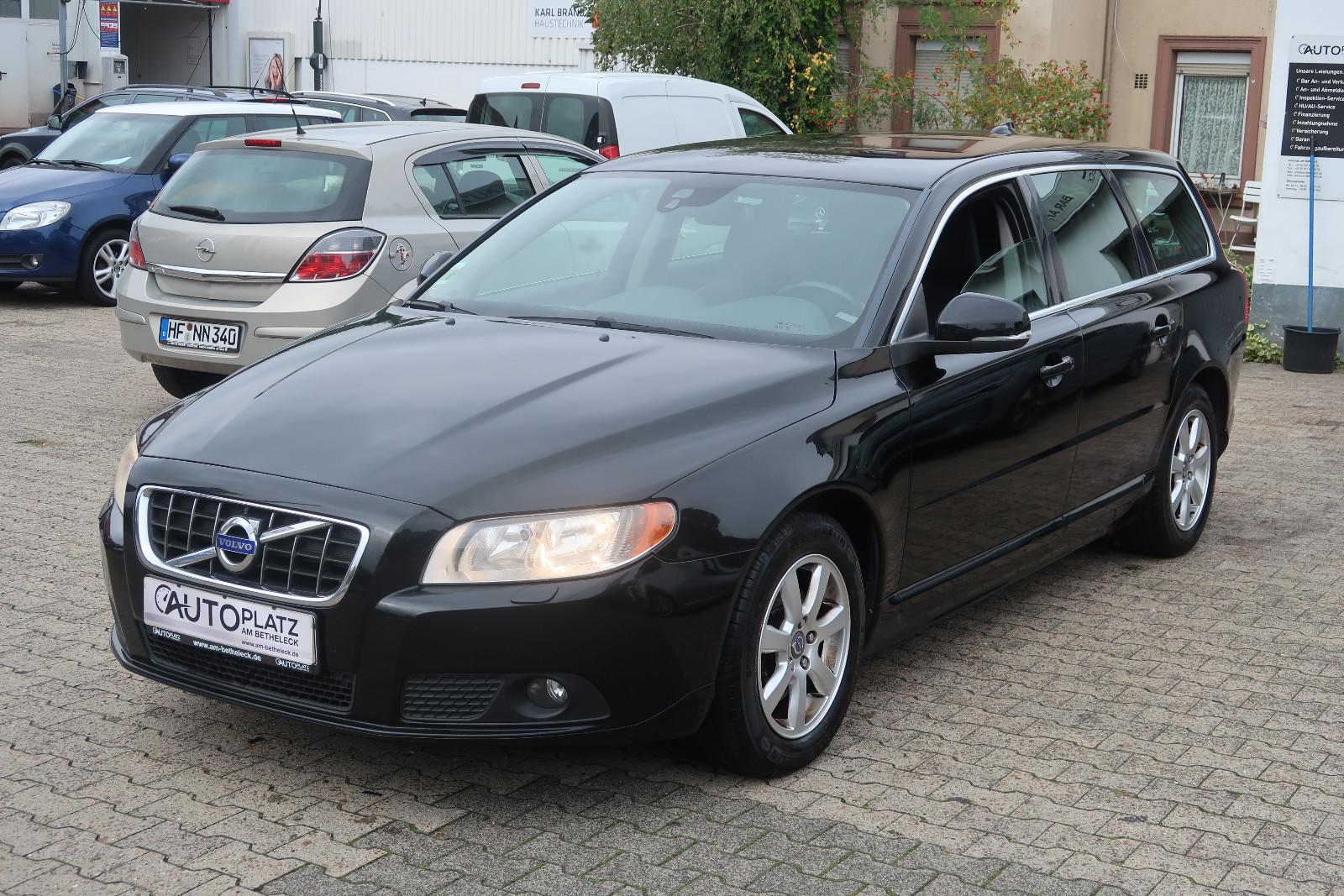 Volvo V70 2011 — rear view
