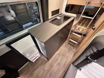 Sunlight Adventure Cliff 601 RT Stockbetten+Aufstelldach