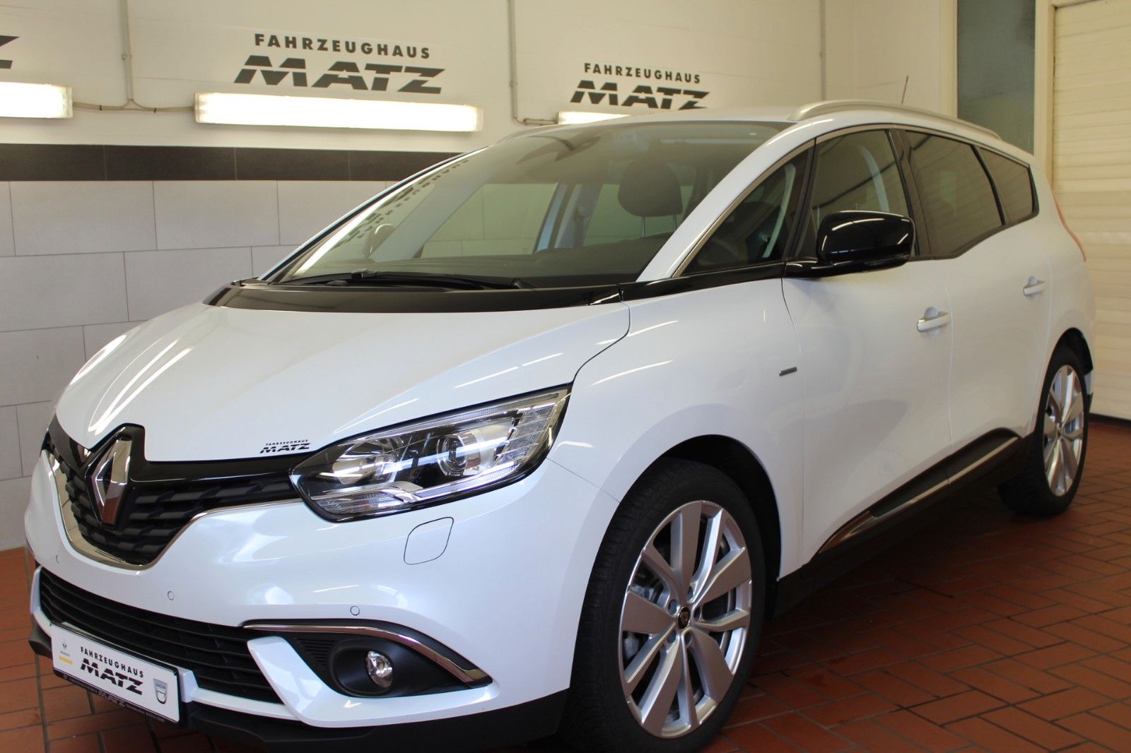 Fahrzeugabbildung Renault Grand Scenic TCe140 Limited Deluxe EDC 7-Sitzer
