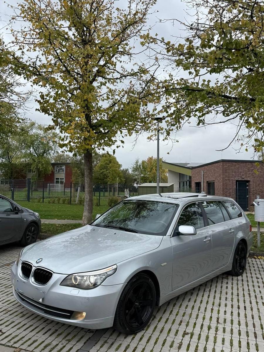 BMW 530 2009 — interior