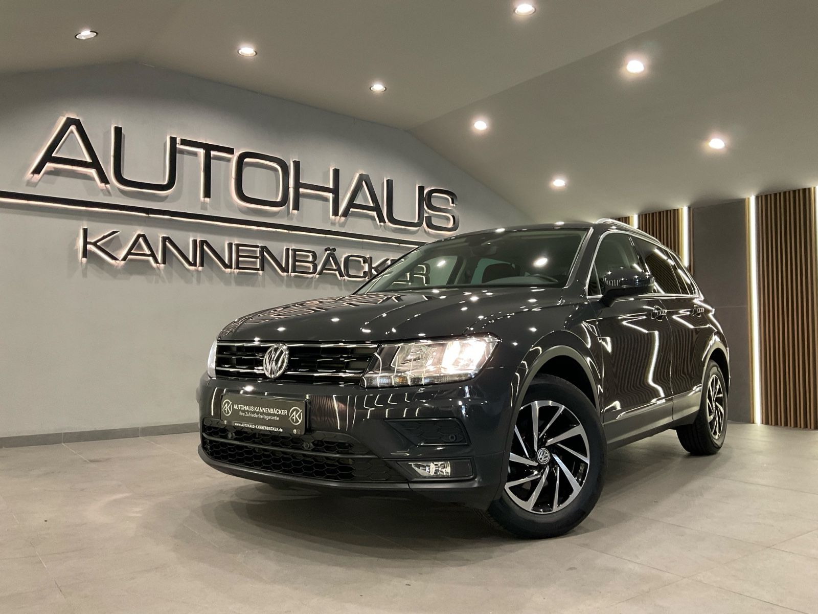 Volkswagen Tiguan - 1