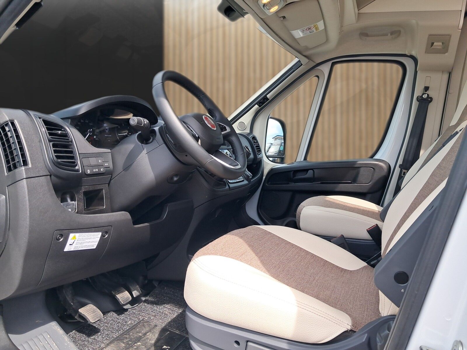 Fahrzeugabbildung Eura Mobil Van V 595 HB RFK, Radio DAB, Klimaauto, Solar,