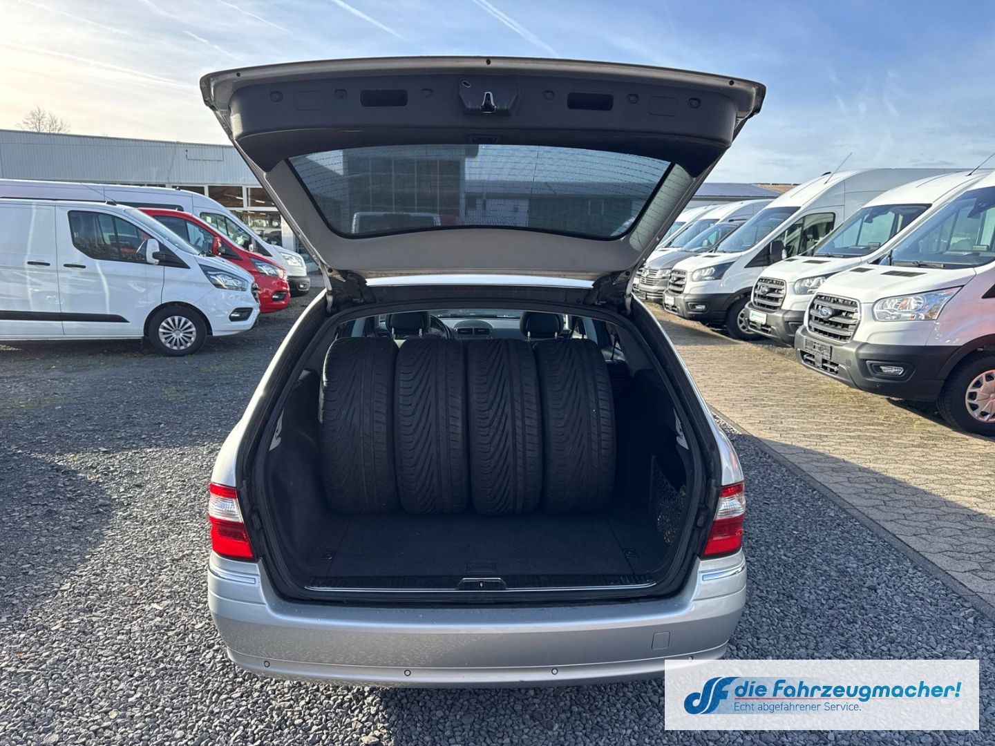 Fahrzeugabbildung Mercedes-Benz E 240 Navi Bi-Xenon Klimaautom e-Sitze *EXPORT