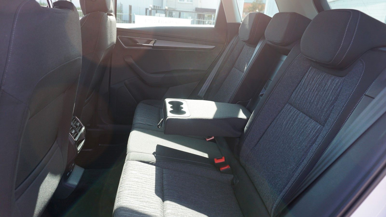 Fahrzeugabbildung SKODA Karoq Style, LED, PDC, SR+WR, Apple CarPlay