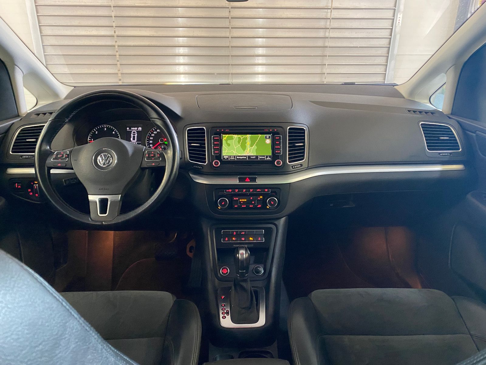 Fahrzeugabbildung Volkswagen Sharan Highline TDI DSG AHK DCC Pano Xenon Sthz