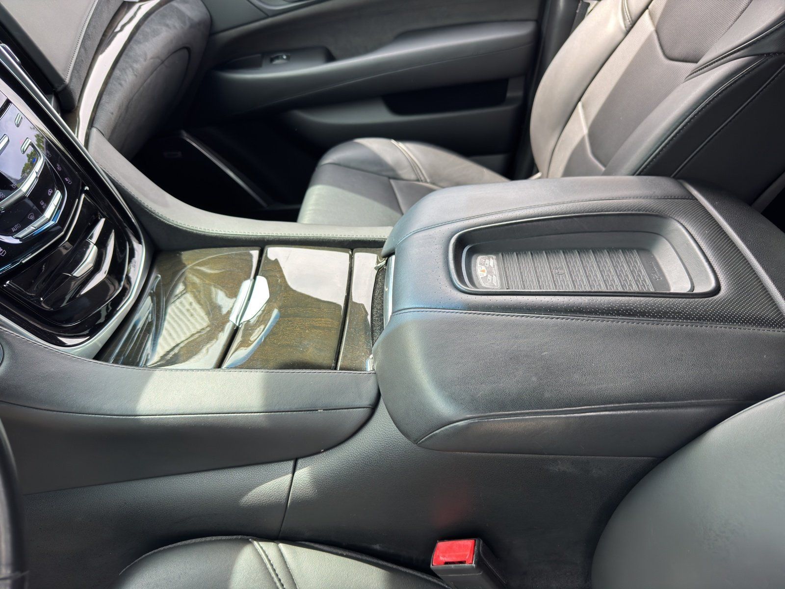 Fahrzeugabbildung Cadillac Escalade 6.2 V8 Platinum ESV // DT.Erstzulassung