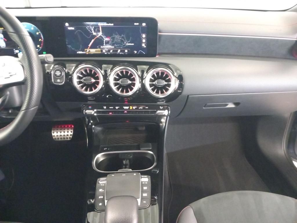 Fahrzeugabbildung Mercedes-Benz CLA 180 Shooting Brake *Navi*SpurH*LED*CarPlay