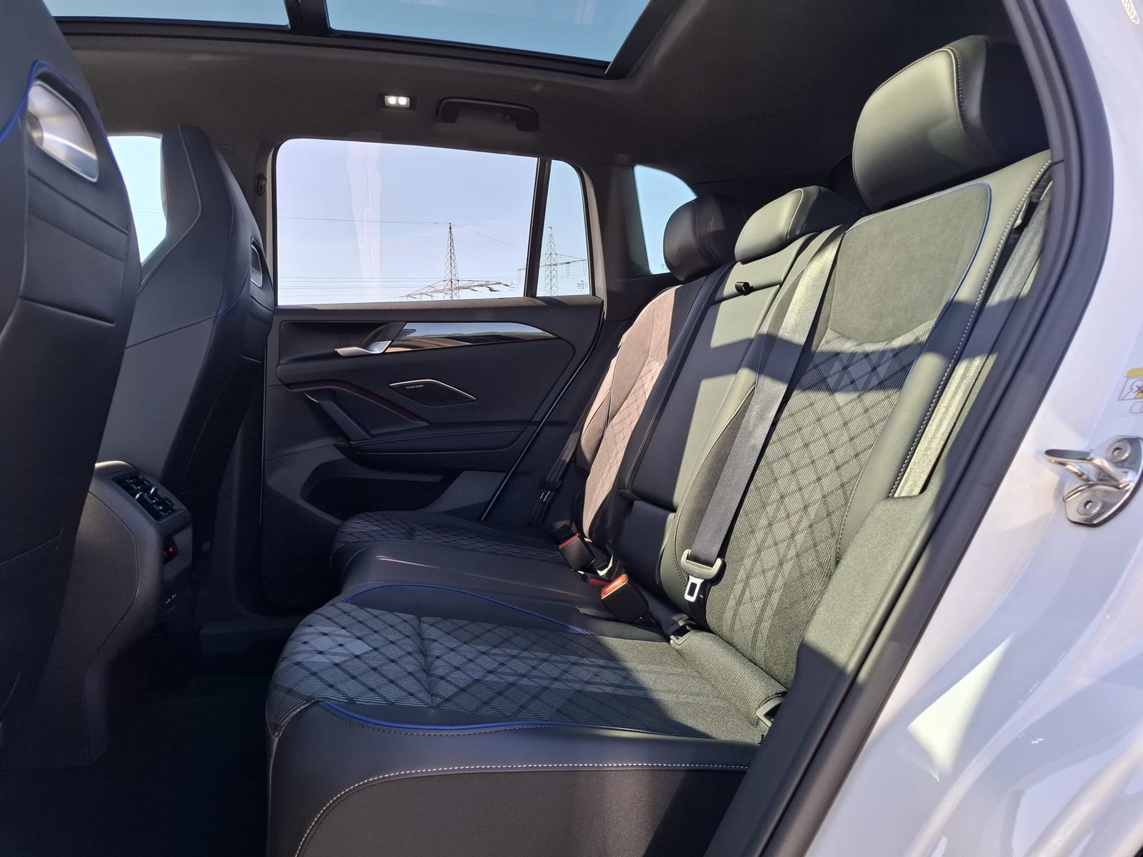 Fahrzeugabbildung Volkswagen Tiguan 2.0 TDI 4M R-Line BLACK*PAN*HK*AHK*MATRIX