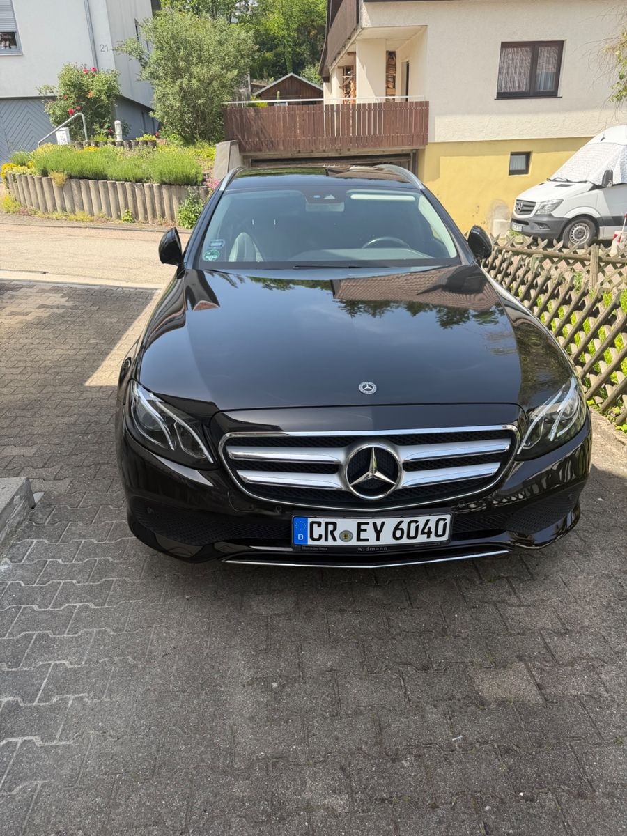 MERCEDES-BENZ E 220 d T Autom. -