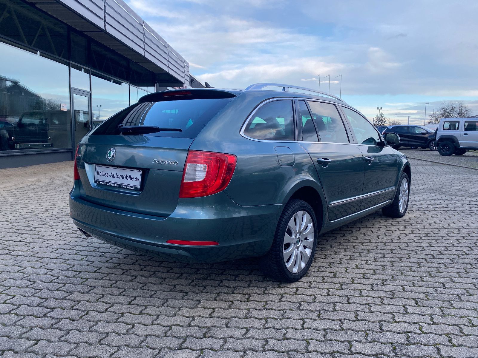 Fahrzeugabbildung SKODA Superb 2.0 TDI 4x4 Kombi 1.HD+PDC+SHZ+NAVI+KLIMA