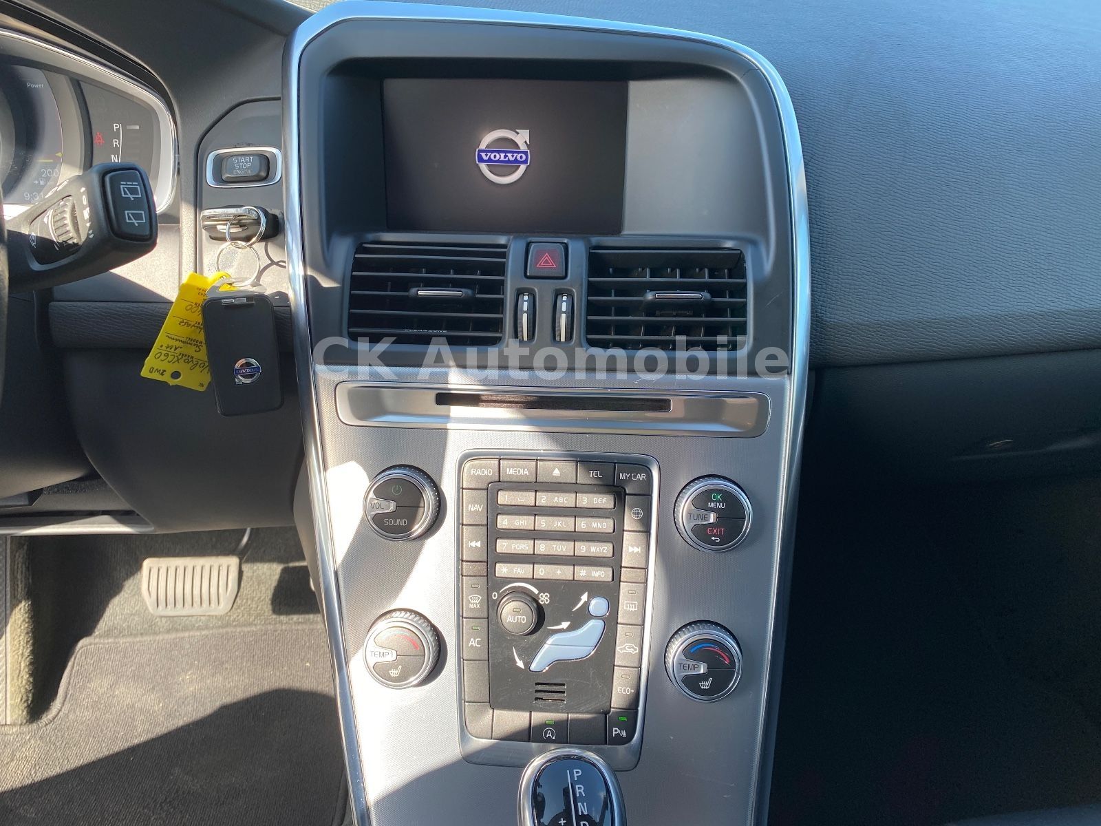 Fahrzeugabbildung Volvo XC60 D3 Summum 2WD/Navi/Leder/Bi-Xenon/PDC/AHK