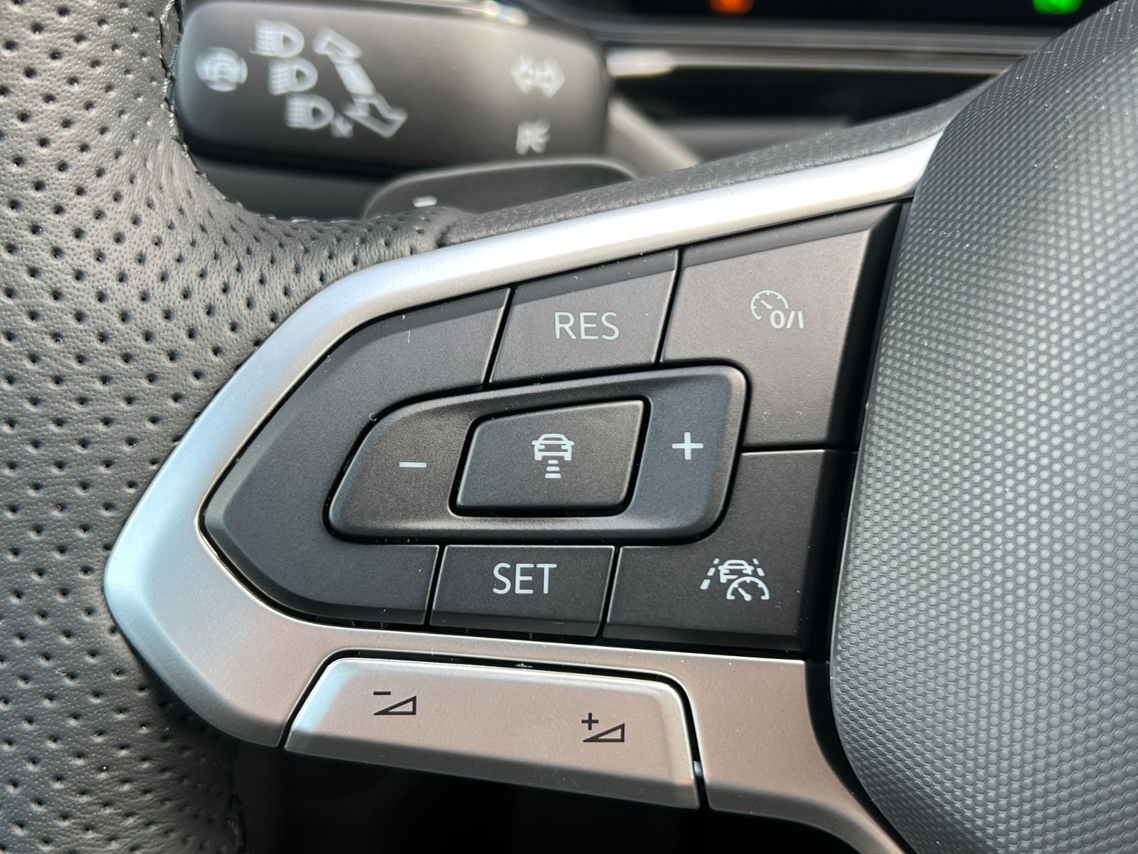 Fahrzeugabbildung Volkswagen T-Roc Cabriolet R-Line 1.5 TSI DSG *AHK,Black-St