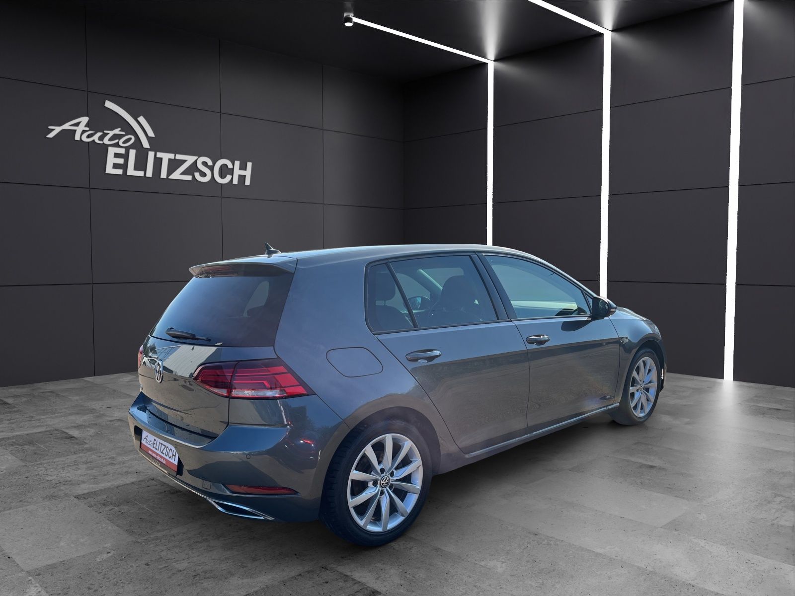 Fahrzeugabbildung Volkswagen Golf VII Highline TSI DSG LED SHZ STH NAVI AMBIE