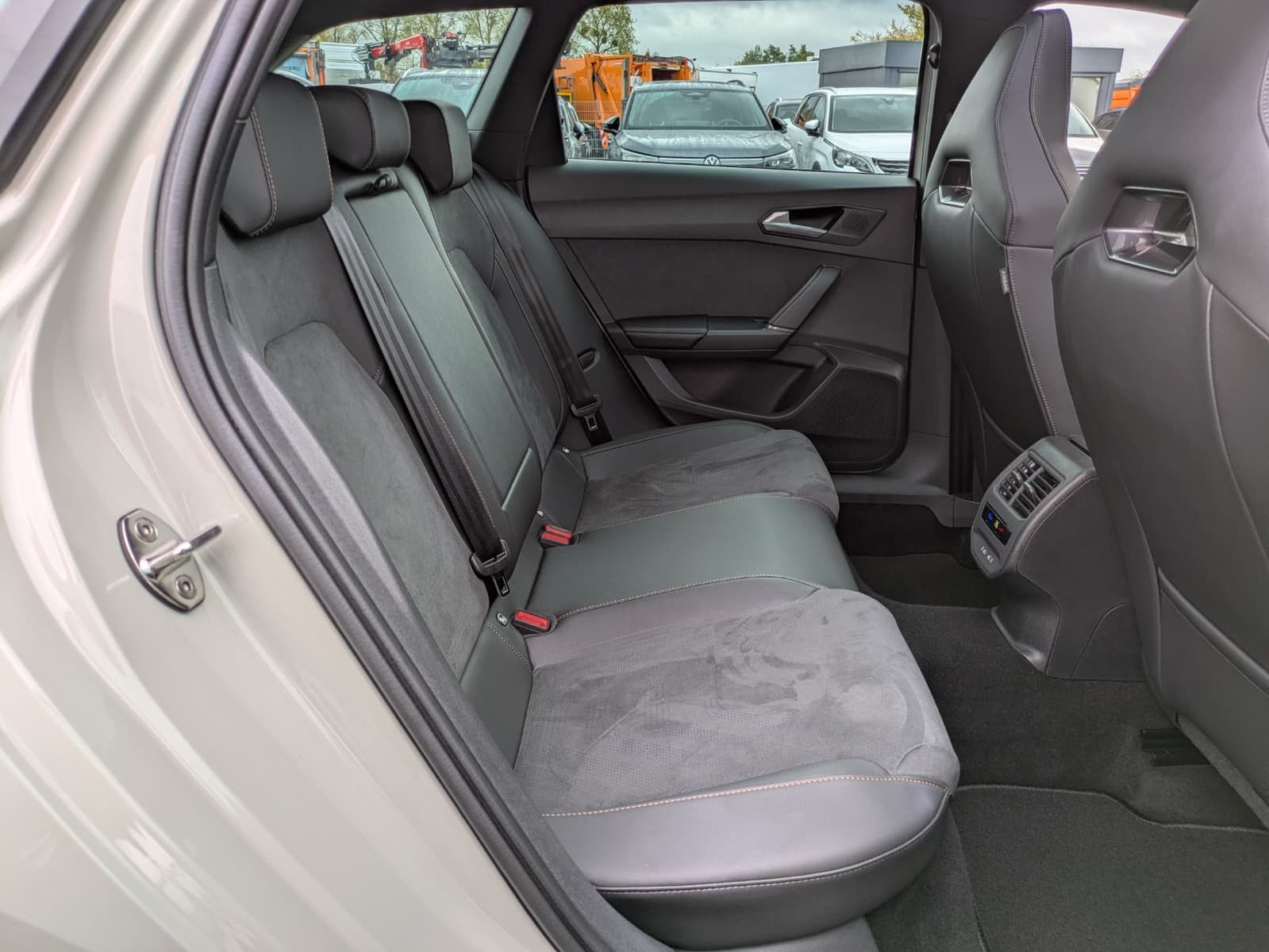 Fahrzeugabbildung CUPRA Leon 2.0 TSI VZ 4x4 PANO*MATRIX*AHK*SENNH.*DINAM