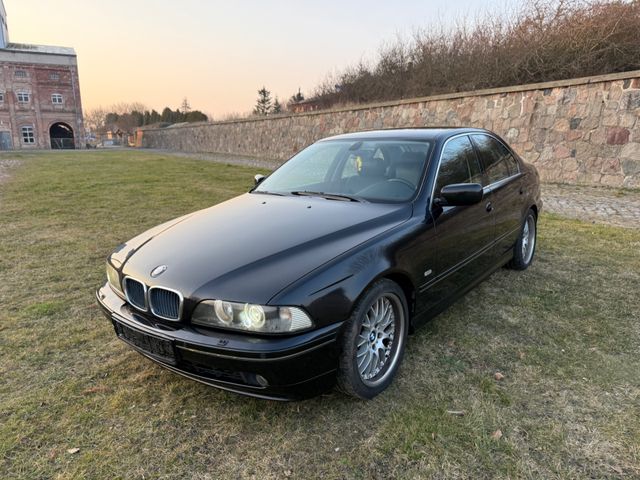 BMW 525i Facelift   / Navi / Xenon / Leder