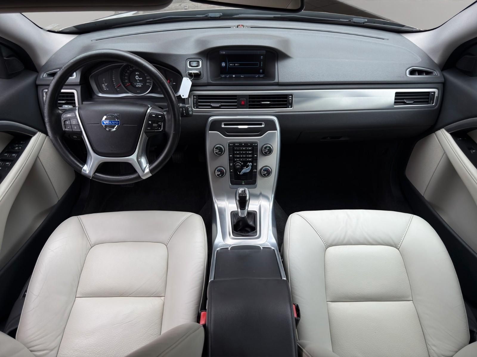 Volvo V70 D4 181 ch Summum • Cuir beige • GPS • Bi-Xénon • Webasto • Siège mémoire