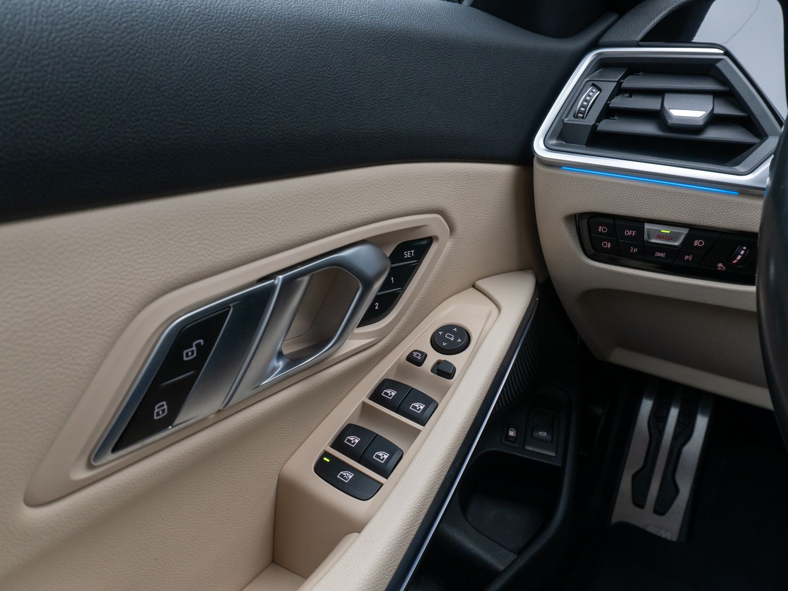 Fahrzeugabbildung BMW 330e xD M Sport DAB Memory AHK HUD Individual