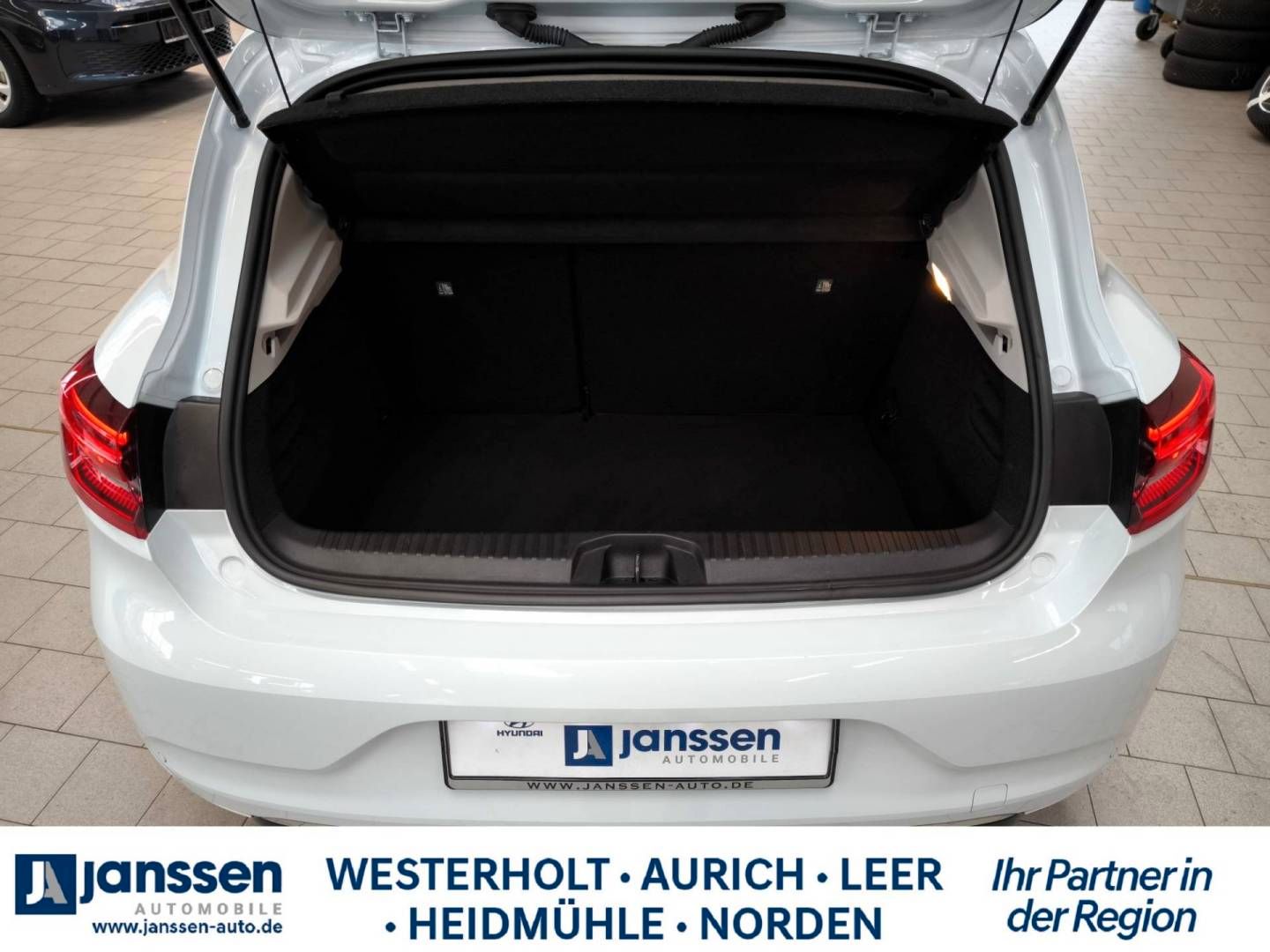 Fahrzeugabbildung Renault CLIO INTENS E-TECH 140