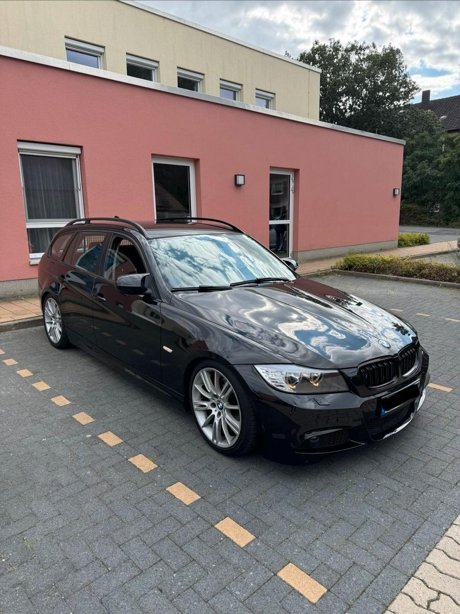 BMW 320 2009 — rear view