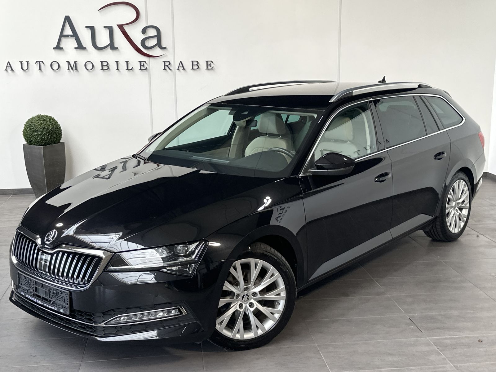 Fahrzeugabbildung SKODA Superb Combi Premium Edition NAV+LED+ACC+18ZO+VC