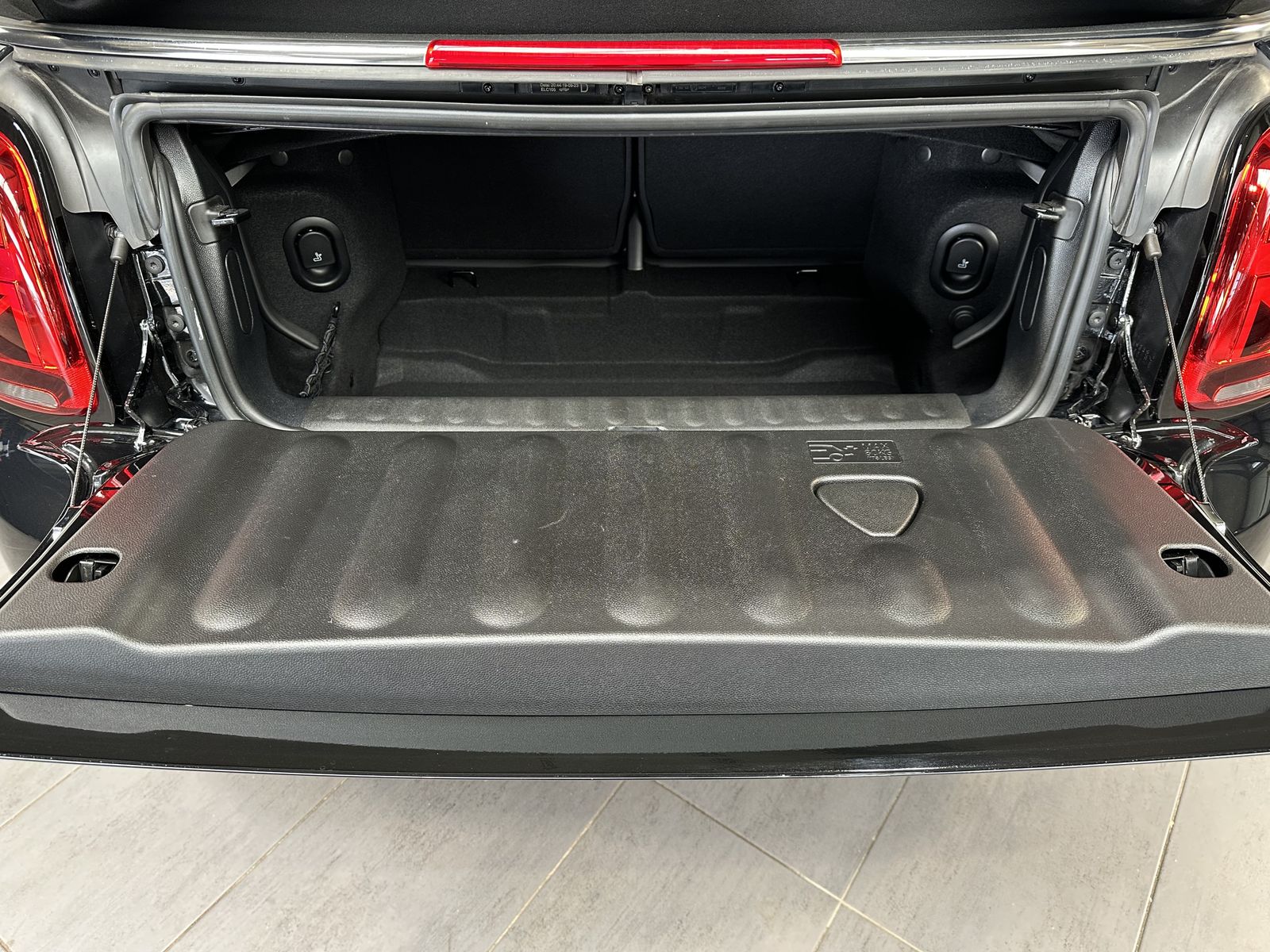 Fahrzeugabbildung MINI John Cooper Works Cabrio NAV+LED+VC+ACC+17ZO+PP
