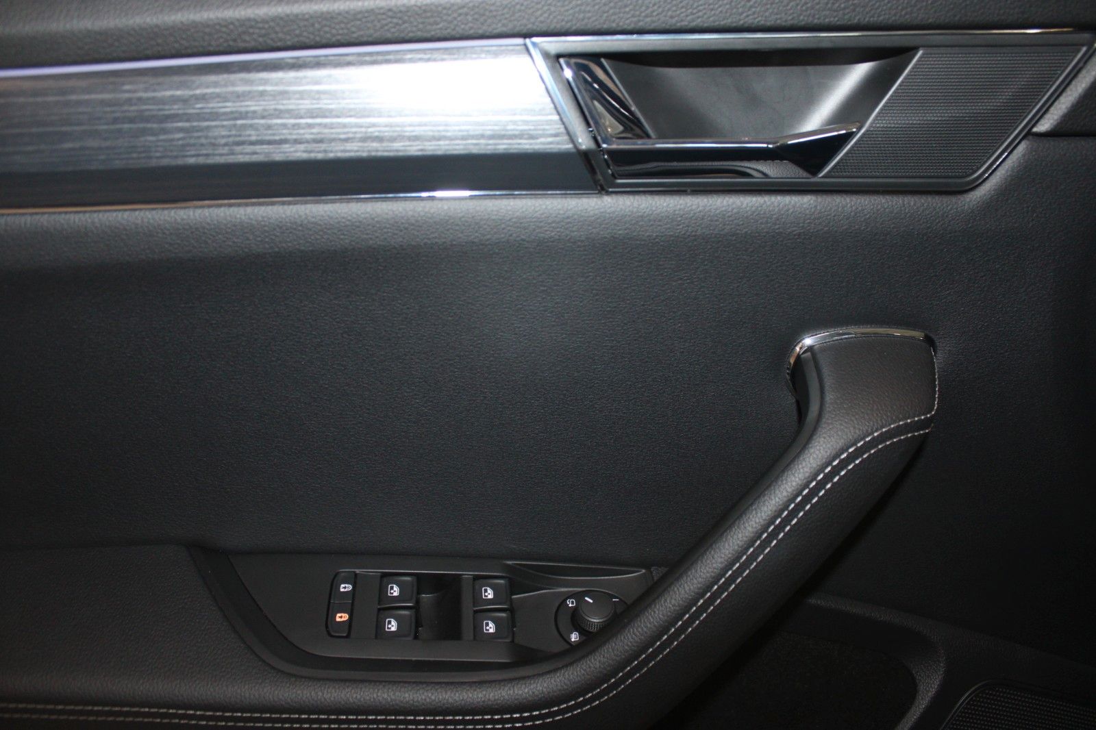 Fahrzeugabbildung SKODA Superb 2.0 TDI DSG STYLE COMBI LED AHK ACC uvm.