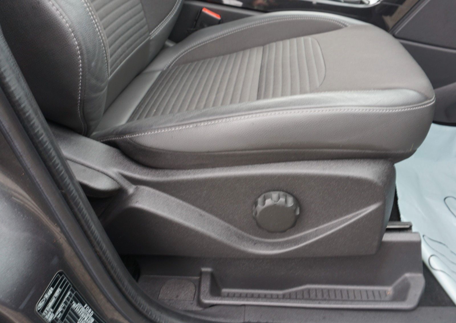 Fahrzeugabbildung Ford Kuga Titanium, Navi, Allrad, PDC, LED