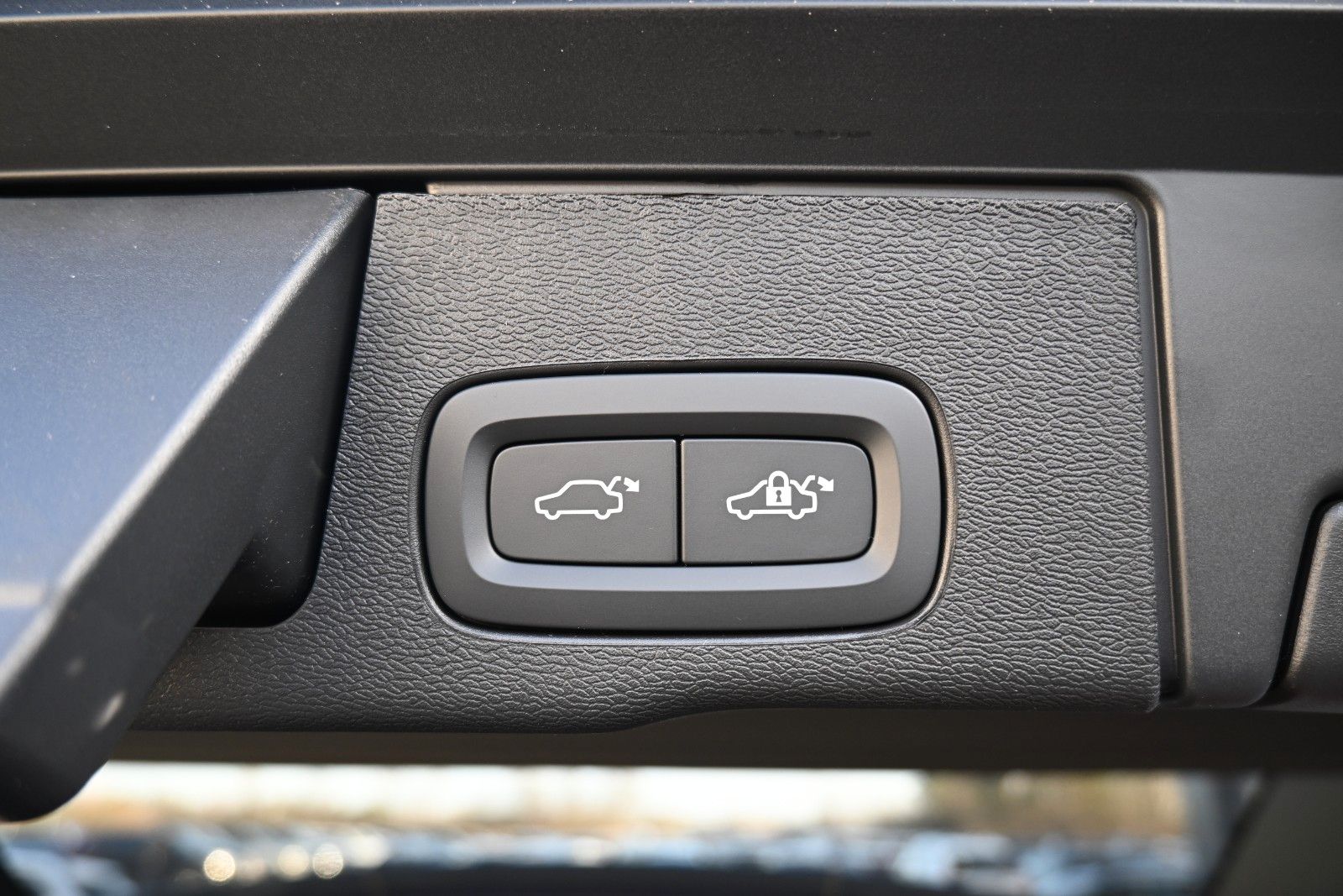 Fahrzeugabbildung Volvo XC60 B5 AWD Ultra Dark*LUFT*360°*ACC*B&W*AHK