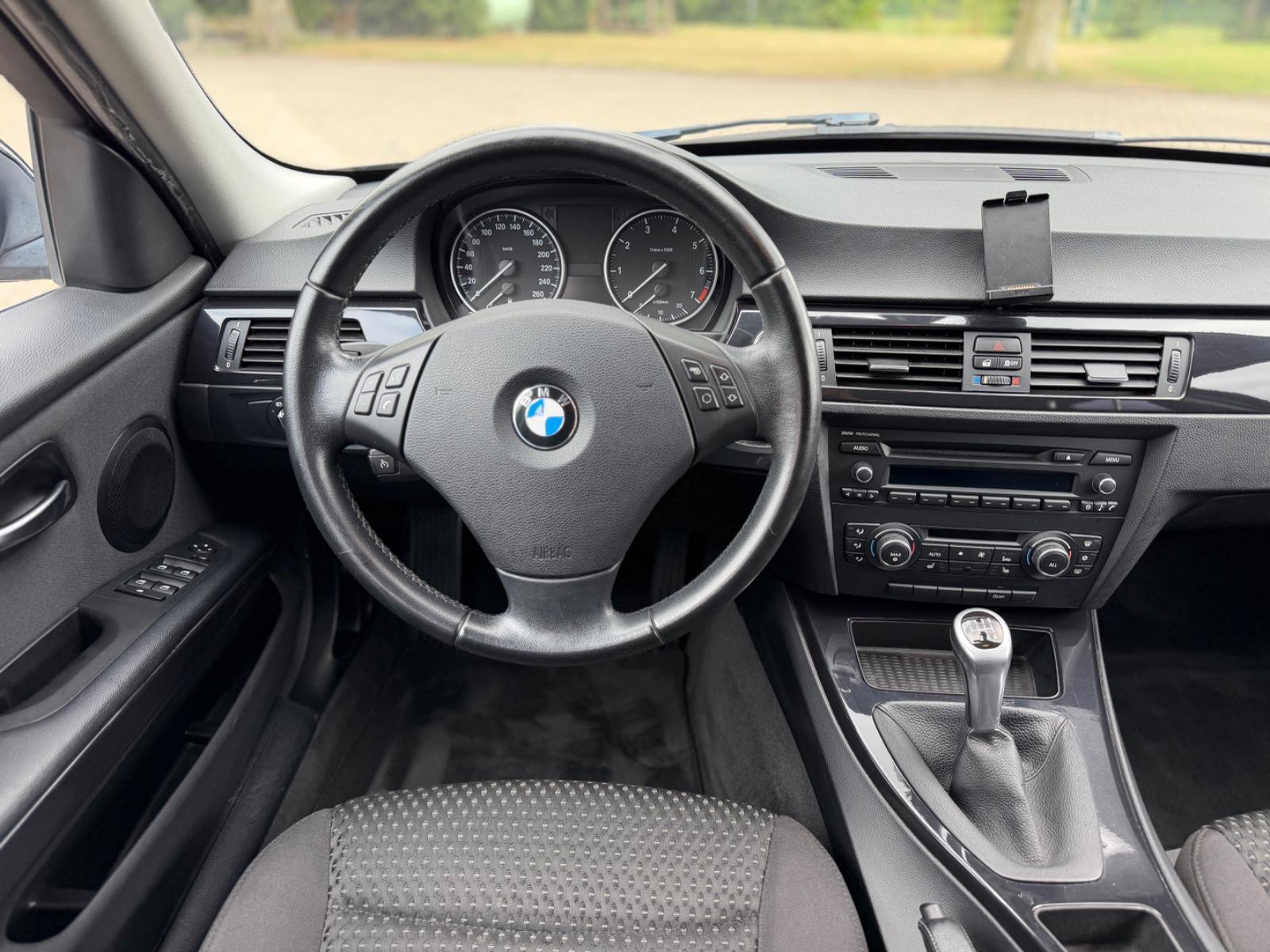 BMW 318 2011 — photo 12