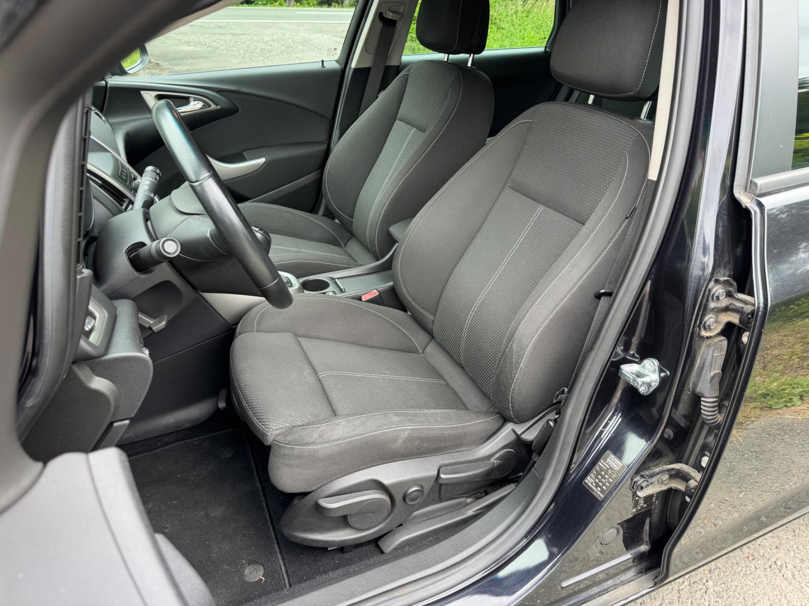 Opel Astra 2011 — photo 9