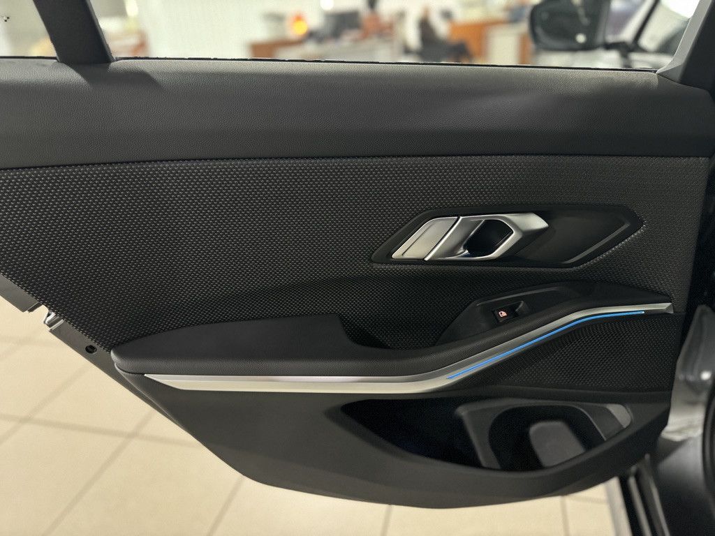 Fahrzeugabbildung BMW 320e Glasdach Kamera DAB HiFi WLAN Alarm AHK LED