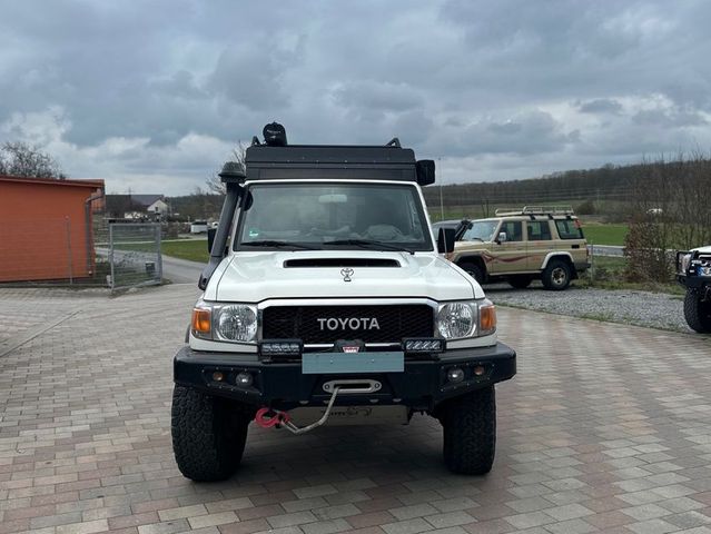 Toyota Land Cruiser HZJ78