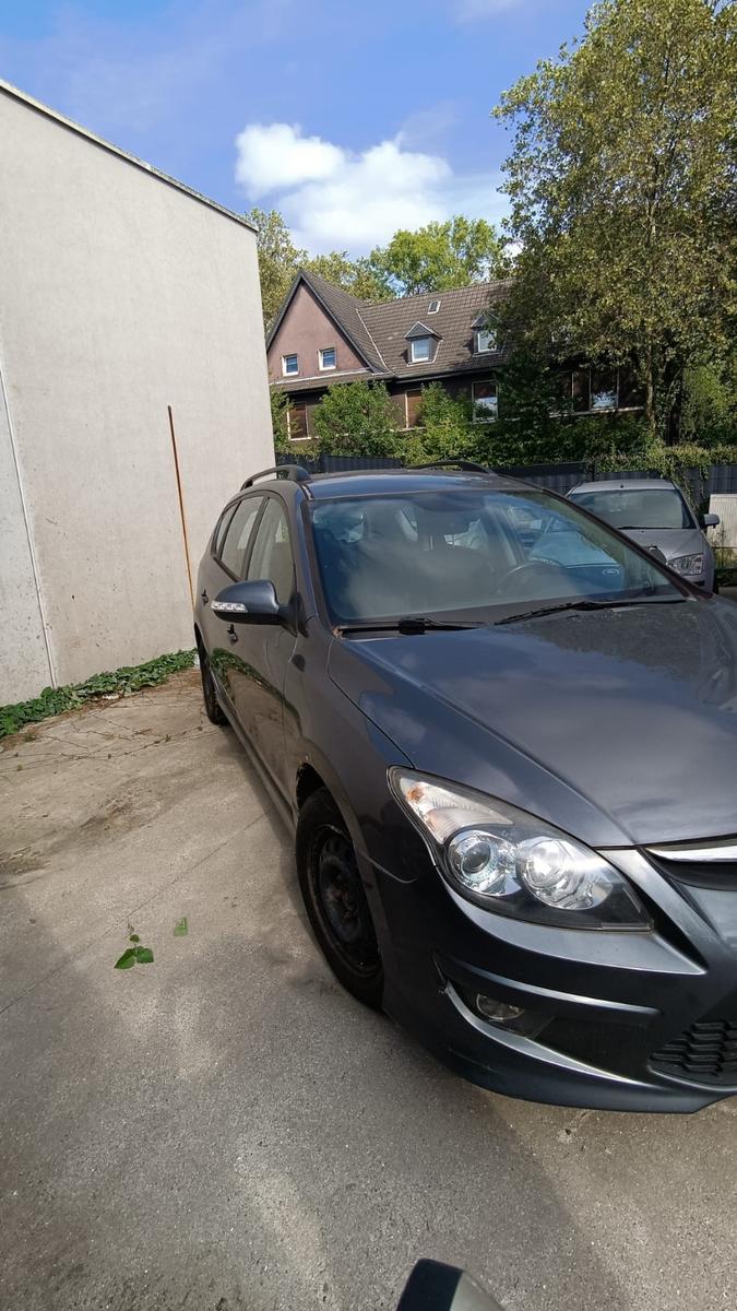 Hyundai i30 2011 — engine 1.582 cm³, 90 HP (66kW)