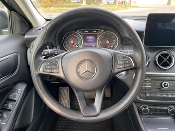 Fahrzeugabbildung Mercedes-Benz GLA 200d*Comand*Tempomat*Bi-Xenon*