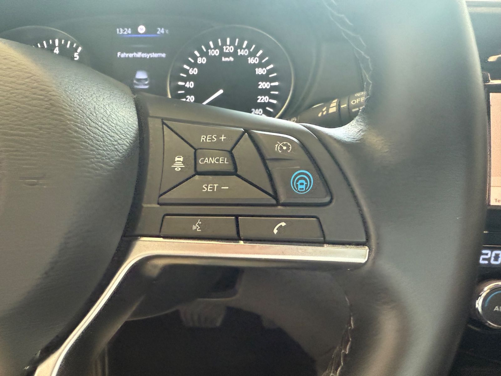 Fahrzeugabbildung Nissan Qashqai Tekna Safety-Shield-Paket 360°