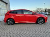Ford Focus Lim. ST-Line Garantie 05/2027 +Navi+Sitzhz - Ford Focus mit Benzin-Antrieb: Limousine, 2.0