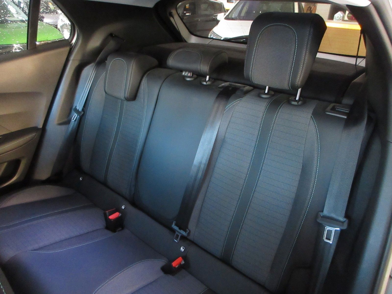 Fahrzeugabbildung Peugeot 2008 Allure 1.2T LED/NAVI/PDC/R´CAM/ALU
