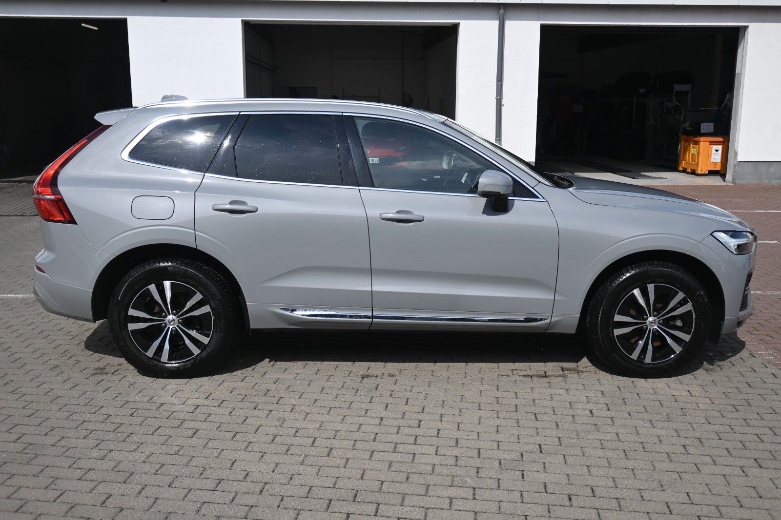 Fahrzeugabbildung Volvo XC60 T6 Essential AWD*PDC*AHK*PANO*STHZG*