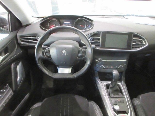Fahrzeugabbildung Peugeot 308 ALLURE 1.2T NAVI/LED/PANO/LEDER/PDC/ACC/17"