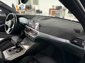 Fahrzeugabbildung BMW 330e xD M Sport Panorama Kamera HUD HiFi AHK 19"