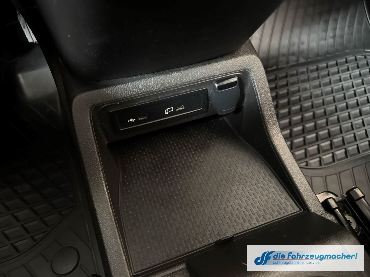 Fahrzeugabbildung Mercedes-Benz Citan Kombi 113 Tourer AHK DAB SHZ Totwi Spur.Ve