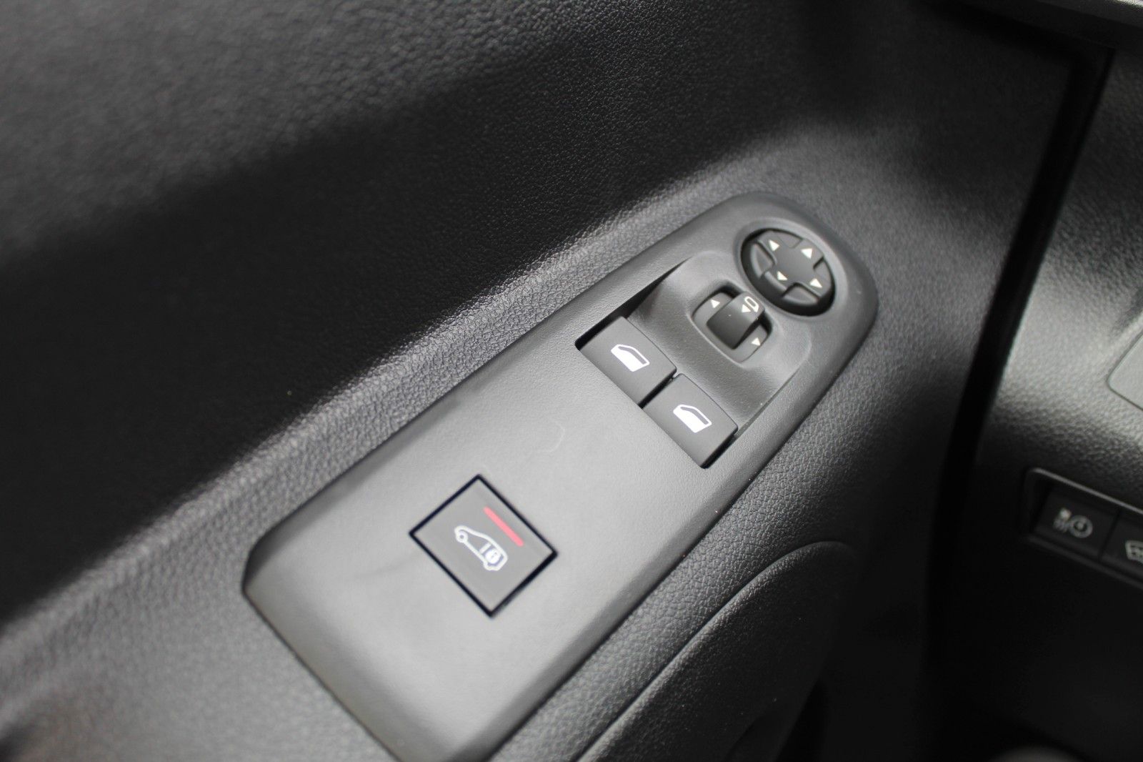 Fahrzeugabbildung Opel Combo Cargo Elektro11KW*Navi*SHZ*PDC*RFK*Holzbod