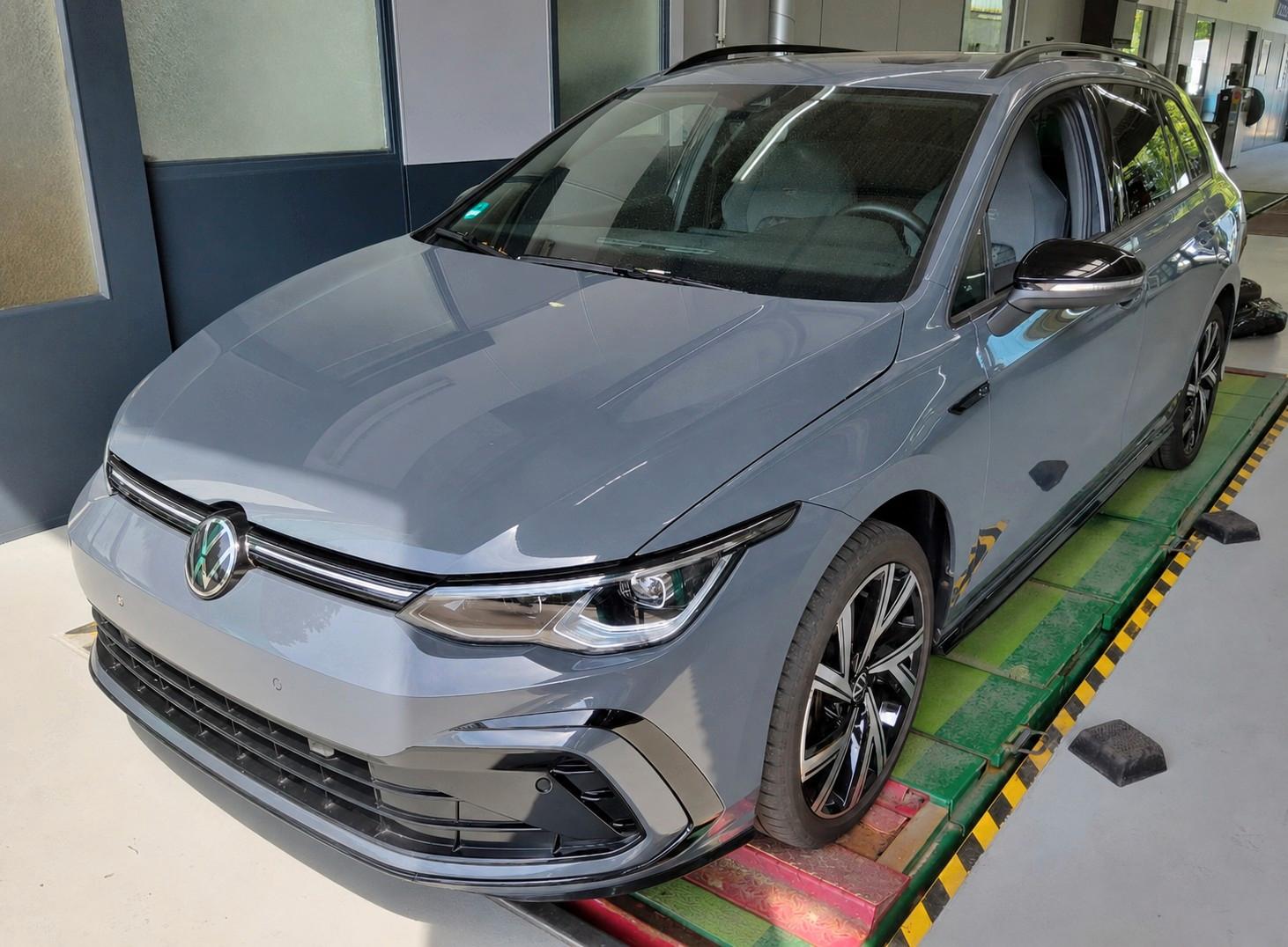 Volkswagen Golf VIII Variant R-Line *Panorama*Matrix-LED*